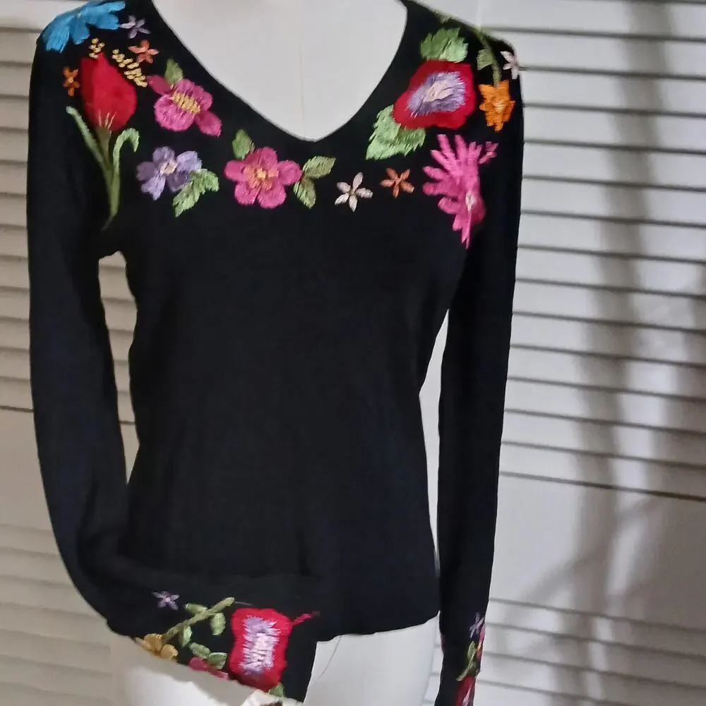 Michelle Nicole Sm Black Long-Sleeved Sweater Floral Embroidered Accents V Neck